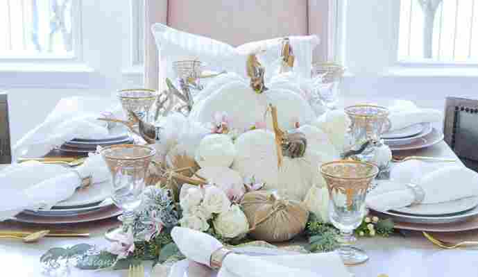 Decoración de otoño en blanco con hermosas y sutiles calabazas